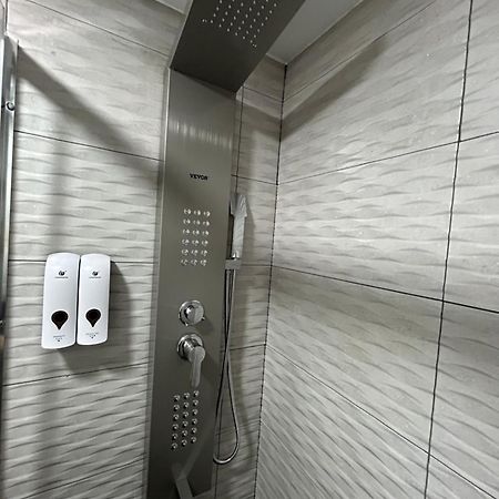 Habitacion Con Jacuzzi Y Bano Privado Мадрид Екстериор снимка